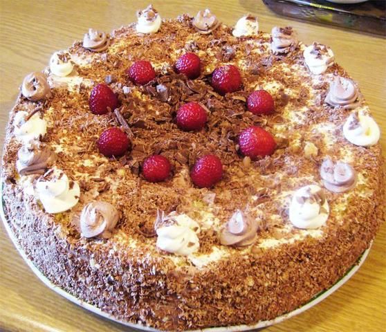 Tort czekoladowo truskawkowy