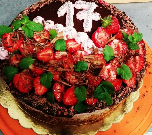 Tort czekoladowo-truskawkowy