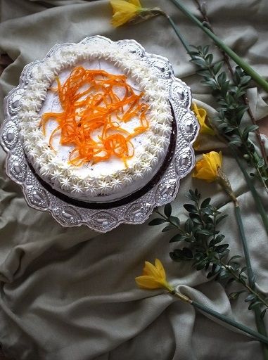 Tort marchewkowy przełożony marmoladą 
