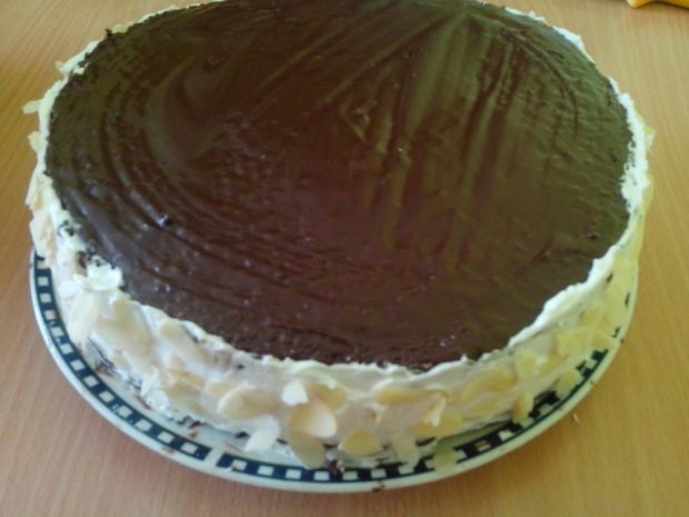 Tort śmietanowo -  truskawkowy z czekoladą