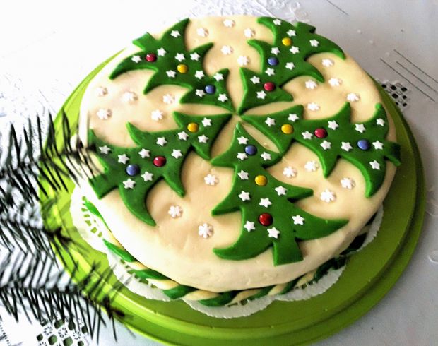 Tort świąteczny z zielonymi, cukrowymi choinkami 