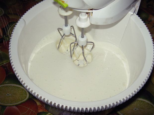 Tort truskawkowo - bananowy z bezą