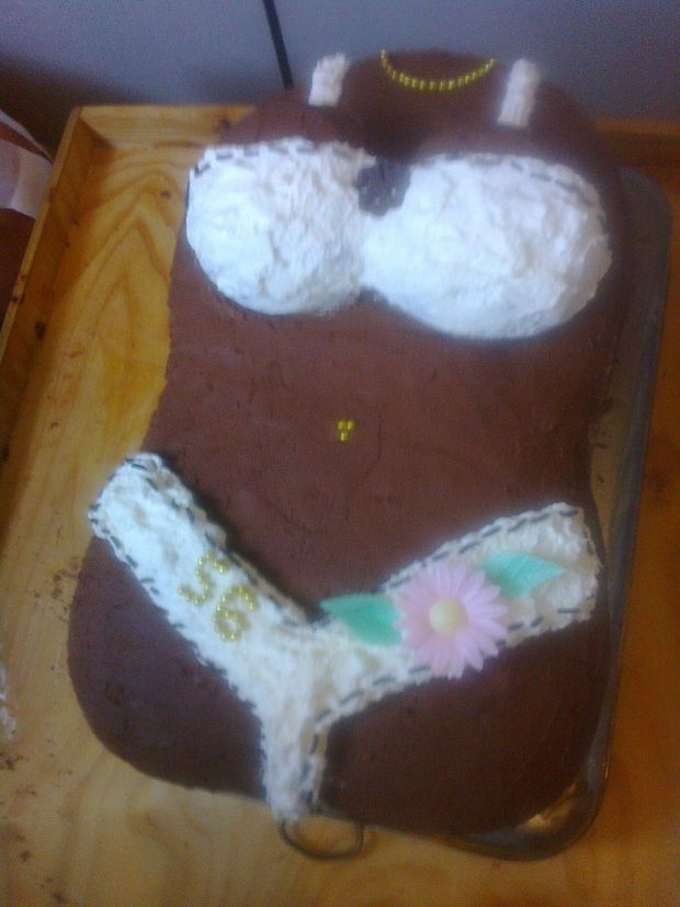 Tort urodzinowy w kształcie kobiety 