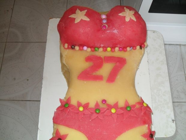 Tort w kształcie bikini