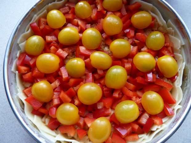 Tort z indyka z makaronem, papryką i pomidorkami