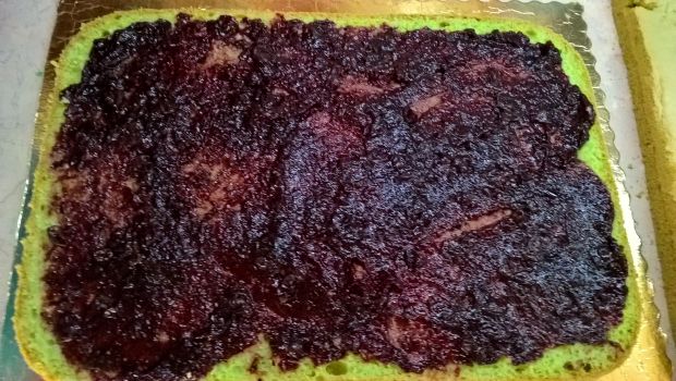 Tort z kiwi, brzoskwiniami i granatem