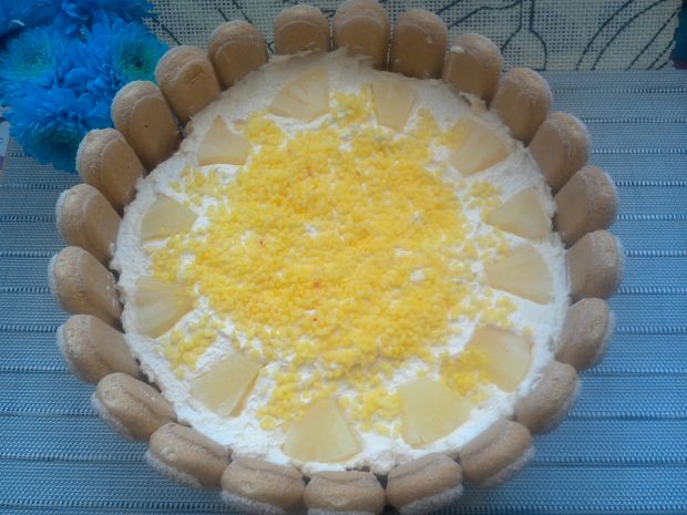 Tort z kremem budyniowym i ananasem