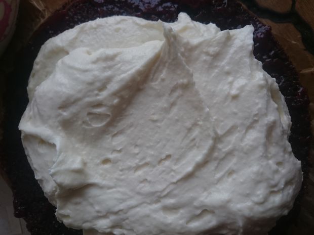 Tort z kremem jogurtowym z białą czekoladą