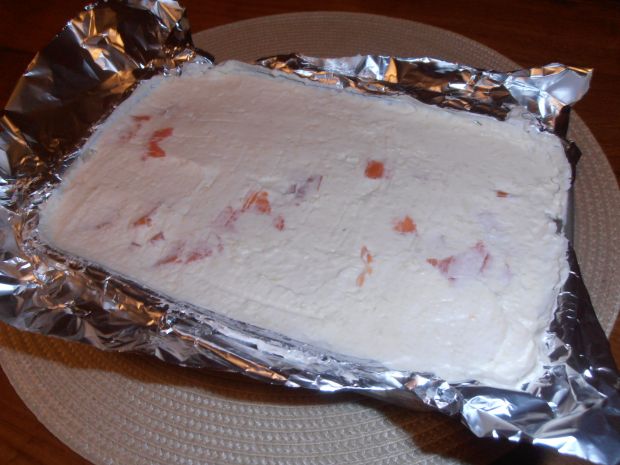 Tort z łososia na grzankach