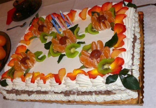 Tort z płatkami róży na urodziny