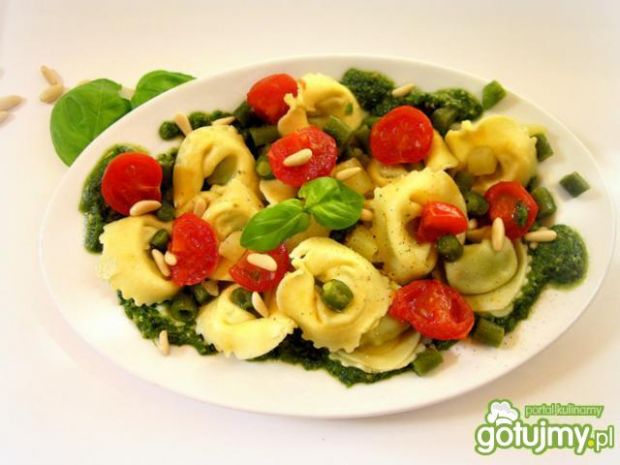 Tortelloni z zielonym pesto i warzywami