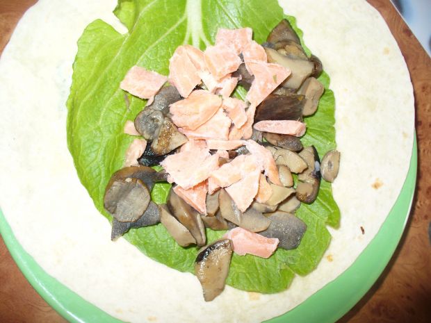 Tortilla z warzywami, grzybami i łososiem 