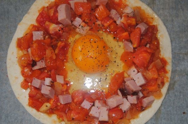 Tortille z jajkiem i pomidorową salsą