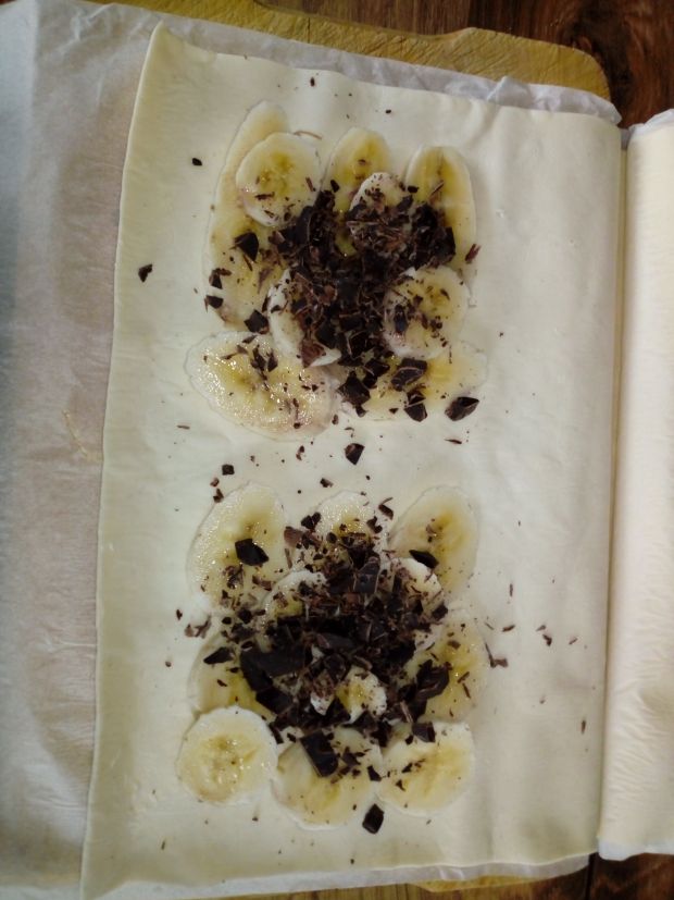 Tosty z ciasta francuskiego z bananem i czekoladą