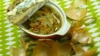 Tradycyjna zupa cebulowa z grzanką i serem rokfor