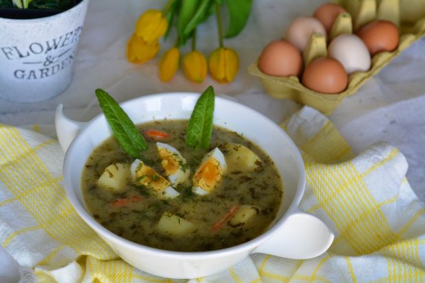 Tradycyjna zupa szczawiowa z jajkiem i ziemniakami