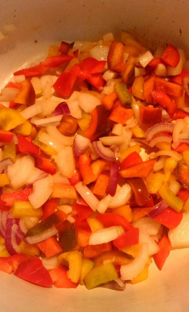 Tricolore z kurczakiem i sosem pomidorowym