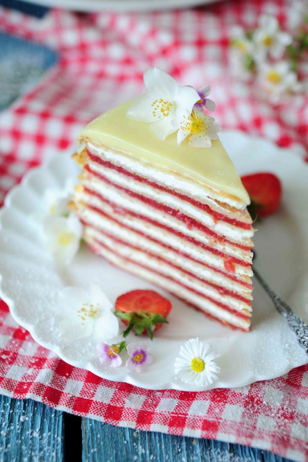Truskawkowo- rabarbarowy tort naleśnikowy