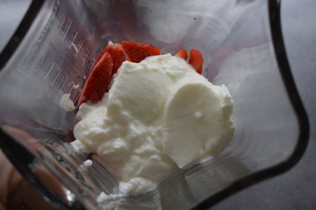 Truskawkowy budyń jaglany z jogurtem naturalnym