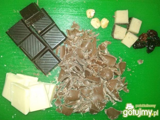 Trzykolorowe czekoladki z dodatkami