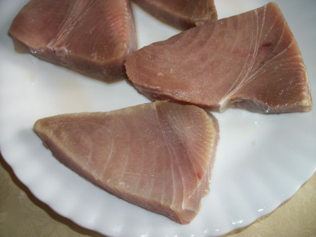 Tuńczyk z sałatą i pesto