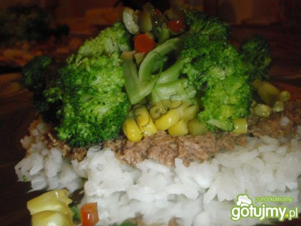 Tuńczyk zapiekany z ryżem i warzywami 