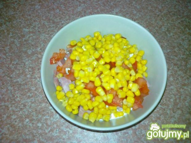 Twarożek z kukurydzą, pomidorem i szynką