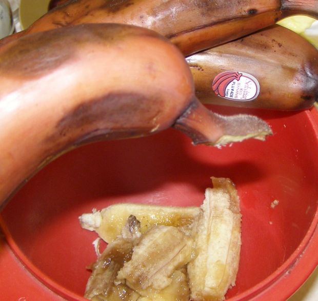 Ucierane ciasto  z brązowych bananów,śliwkami
