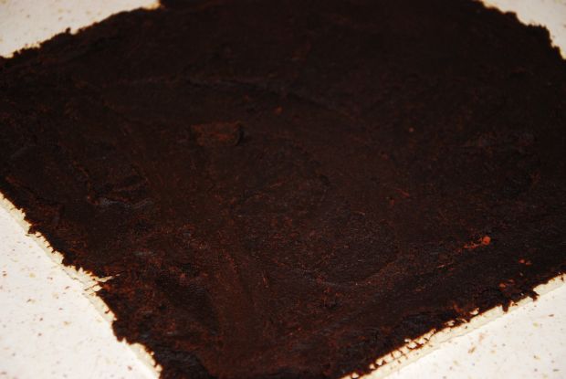 Waflowa rolada z galaretką w czekoladzie