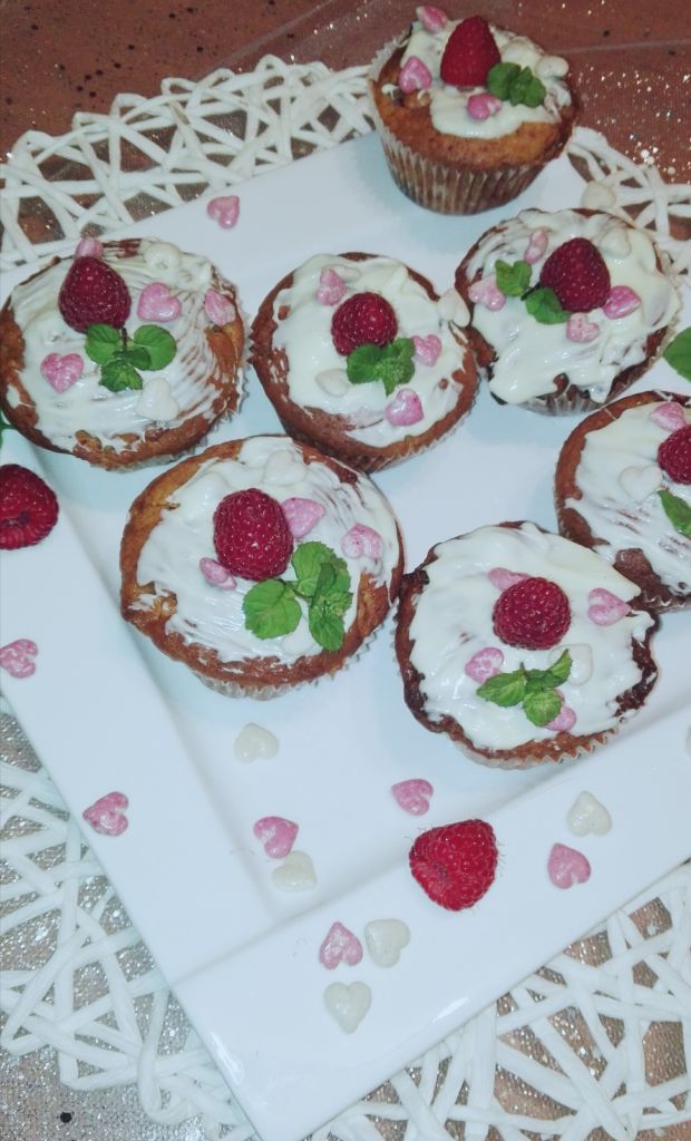 Walentynkowe muffinki z malinami i białą czekoladą
