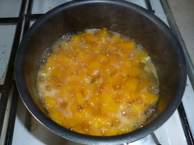 Waniliowa manna z sosem brzoskwiniowym