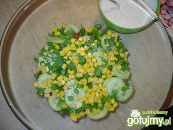Warstwowa sałatka z brokułem