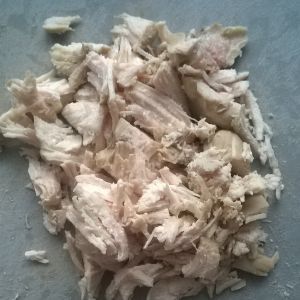 Warstwowa sałatka z gotowaną piersią kurczaka  