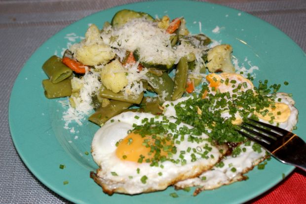 Warzywa z patelni i sadzone jajka