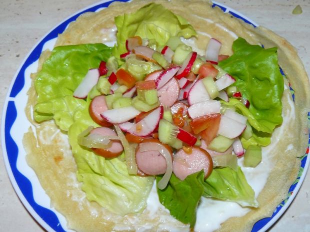 Warzywna tortilla w sosie jogurtowo - czosnkowym