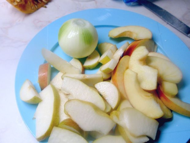 Wątróbka z gruszką i jabłkiem
