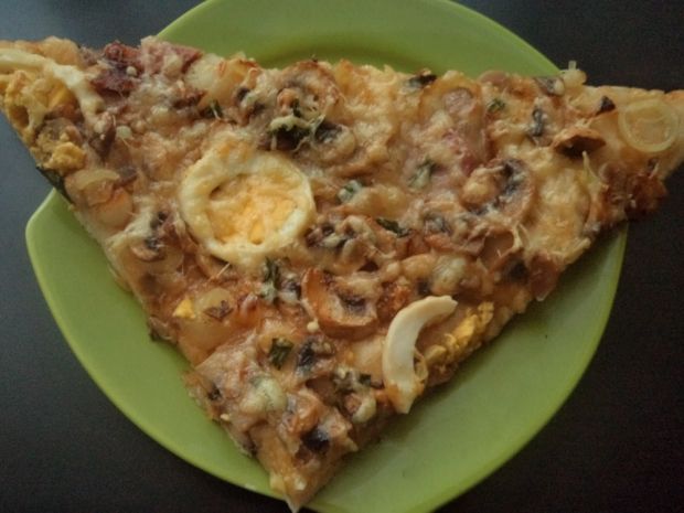 Wiejska pizza z jajkiem i kielbasą 