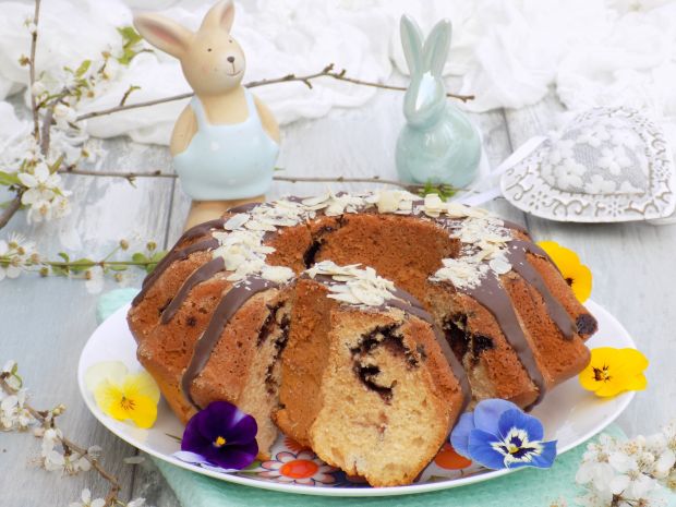 Wielkanocna babka z ajerkoniakiem i czekoladą  