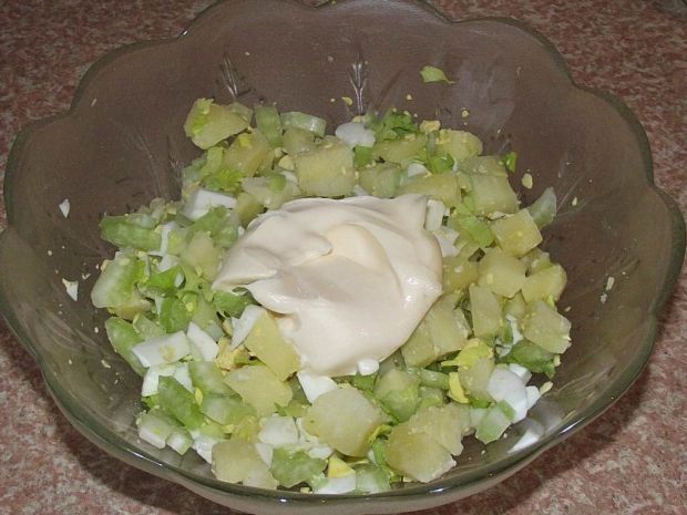 Wielkanocna sałatka ziemniaczana z selerem 