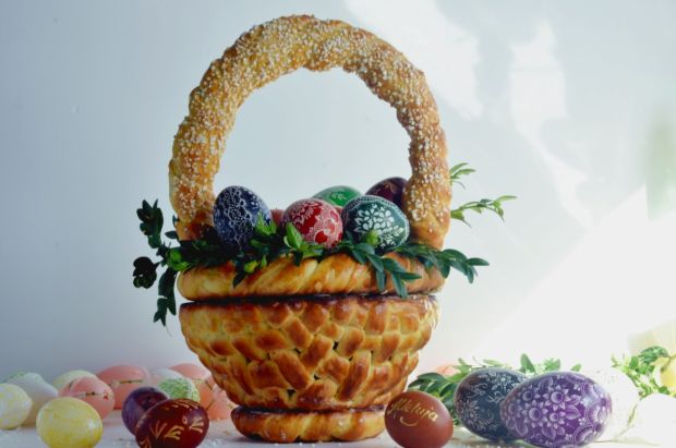 Wielkanocny koszyczek z ciasta drożdżowego 