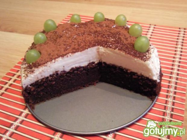 Wilgotne ciasto czekoladowe z winogronem