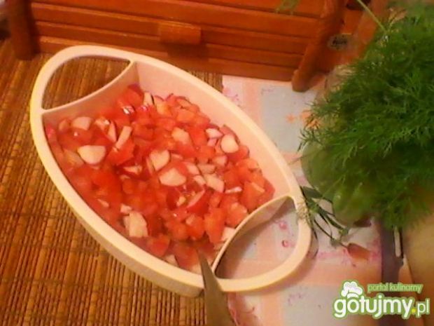 Wiosenna sałatka z rzodkiewką ipomidorem