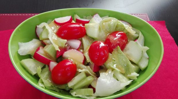 Wiosenna salatka z rzodkiewką w sosie musztardowym