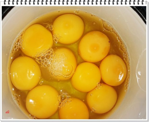 Zapiekane bułeczki Eli z jajecznicą z kurkami