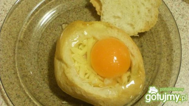 Zapiekane bułeczki z jajkiem