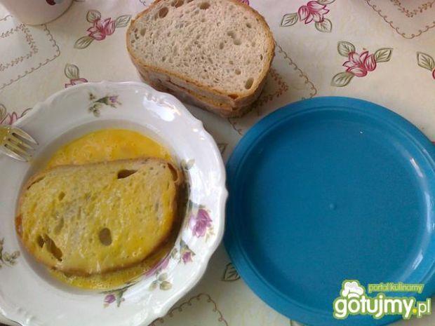 Zapiekane tosty z serem i kiełbasą