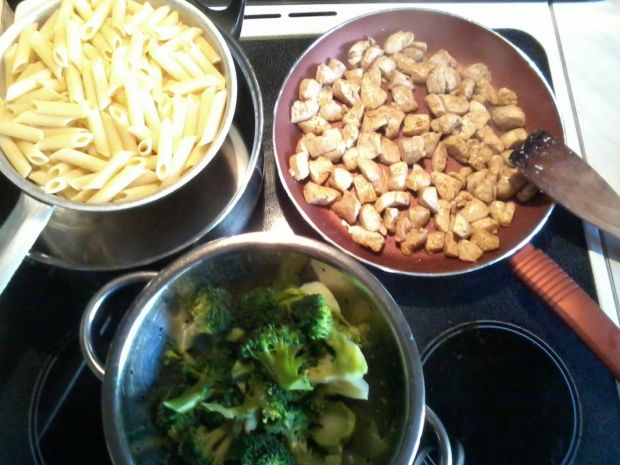 Zapiekanka makaronowa z brokułem i kurczakiem