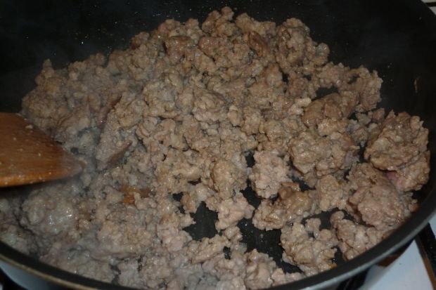 Zapiekanka makaronowa z mięsem, cebulką i natką