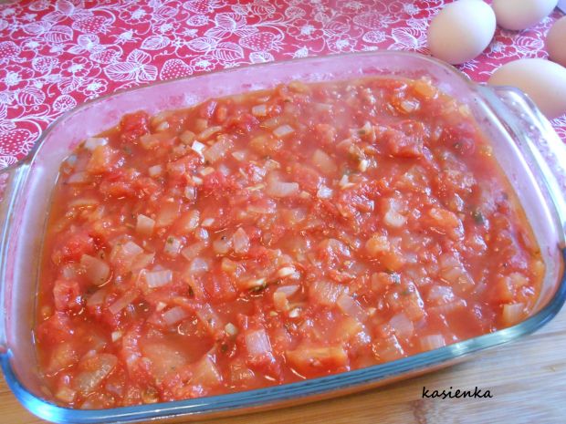 Zapiekanka na bazie bakłażana i pomidorów z jajkam
