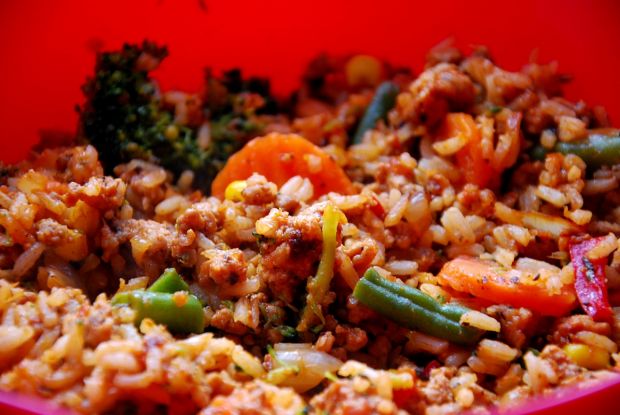 Zapiekanka naleśnikowa z ryżem, warzywami i mięsem